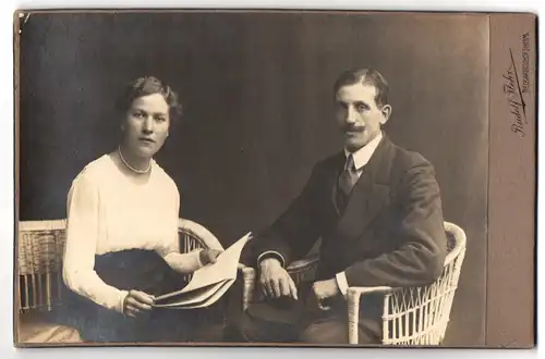 Fotografie Rudolf Flohr, Neckarbischofsheim, Portrait bürgerliches Paar mit Zeitung