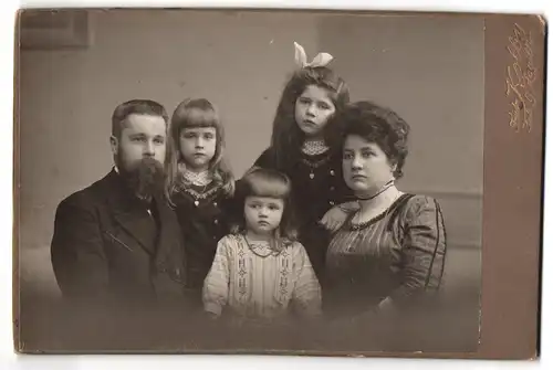 Fotografie Friedr. Kolby, Plauen i /V., Rädelstrasse 1, Portrait bürgerliches Paar mit drei Töchtern