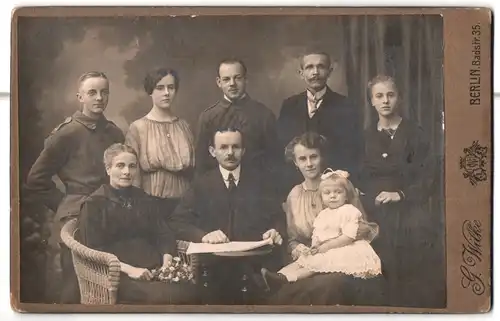 Fotografie G. Wilke, Berlin, Badstrasse 35, Grossfamilienfoto mit zwei Soldatensöhnen