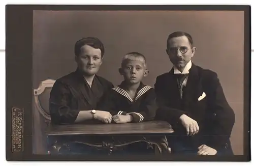 Fotografie H. Schönemann, Neuhaldensleben, Hohenzollernstrasse 26, bürgerliches Familienportrait