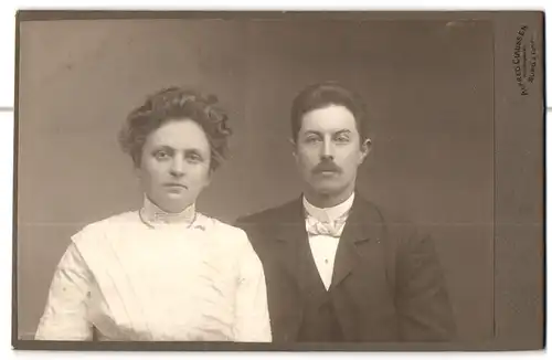 Fotografie Alfred Claussen, Burg a. Fehm., Frau und Mann mit toupiertem Haar im Portrait