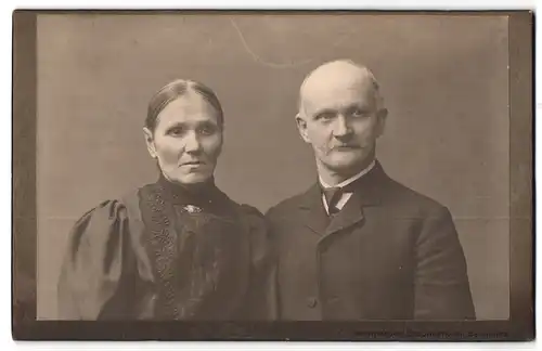Fotografie Georg Meyer, Braunschweig, Bankplatz, betagtes Paar im Sonntagsstaat