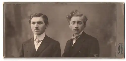 Fotografie Atelier Elite, Reichenberg, Schückerstrasse 19, Brüder im Sonntagsstaat