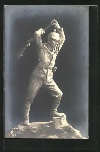 AK Bereit für den Streich!, Angemalter Soldat posiert wie ein Denkmal fürs Foto