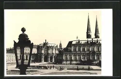 Foto-AK Dresden, Schloss mit Passanten