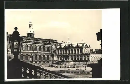 AK Dresden, Schloss mit Passanten