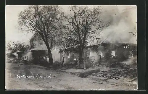AK Sagory, Häuser während Dorfbrand