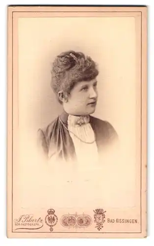 Fotografie J. Pilartz, Bad-Kissingen, Portrait junge Dame in hübscher Kleidung