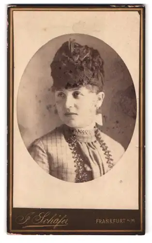 Fotografie J. Schäfer, Frankfurt a /M., Hochstrasse 40, Portrait modisch gekleidete Dame mit Hut