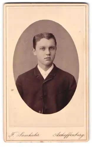 Fotografie J. Samhaber, Aschaffenburg, Brustportrait junger Herr im Anzug