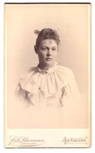 Fotografie Fritz Schumann, Bad Kissingen, Lindesmühlpromenade, Portrait junge Dame im Kleid