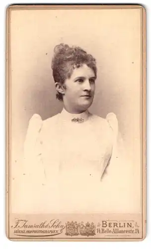 Fotografie F. Jamrath & Sohn, Berlin-SW, Belle-Alliance-Strasse 14, Portrait junge Dame im weissen Kleid