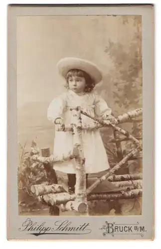 Fotografie Philipp Schmitt, Bruck b /M., Fürstenfelderstrasse 35, Portrait kleines Mädchen im Kleid mit Hut