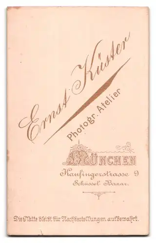 Fotografie Ernst Küster, München, Kaufingerstrasse 9, Portrait junger Herr im Anzug mit Zwicker