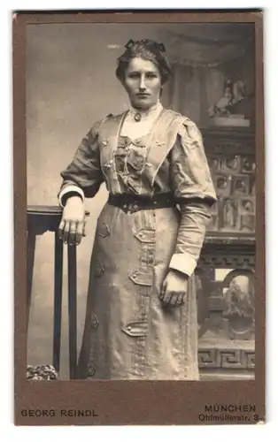 Fotografie Georg Reindl, München, Ohlmüllerstrasse 3, Portrait junge Dame im modischen Kleid