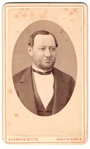 Fotografie Hermann Witte, Baden-Baden, Schillerstrasse, Brustportrait eleganter gekleideter Herr mit Bart