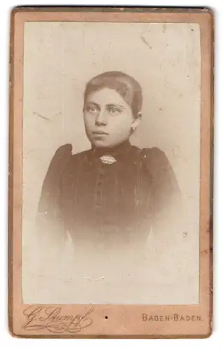 Fotografie G. Stumpf, Baden-Baden, Portrait junge Dame mit zurückgebundenem Haar