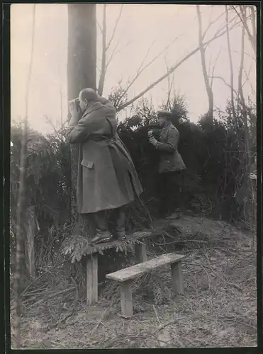 Fotografie 1.WK, Königl. Bayrische 1.Feldartillerie-Regiment Prinz Luitpold, Offizier mit Fernglas auf Spähposten