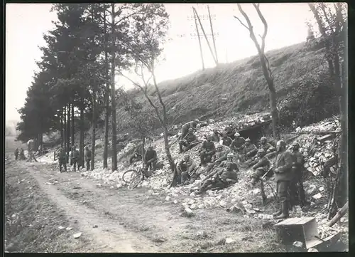 Fotografie 1.WK, Königl. Bayrische 1.Feldartillerie-Regiment Prinz Luitpold, Soldaten rasten am Wegrand