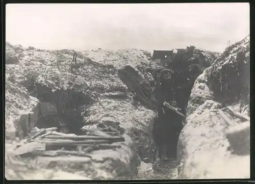 Fotografie 1.WK, Königl. Bayrische 1.Feldartillerie-Regiment Prinz Luitpold, Arbeiten mit Spitzhake im Schützengraben