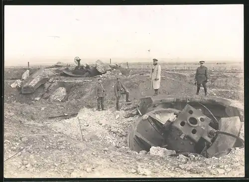 Fotografie 1.WK, Königl. Bayrische 1.Feldartillerie-Regiment Prinz Luitpold, zerstörte Geschütze einer Bunkeranlage
