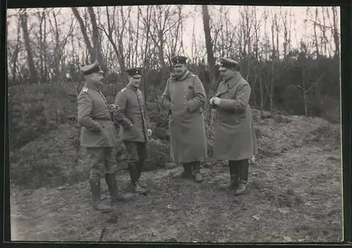 Fotografie 1.WK, Königl. Bayrische 1.Feldartillerie-Regiment Prinz Luitpold, Gruppe Offiziere am Waldrand