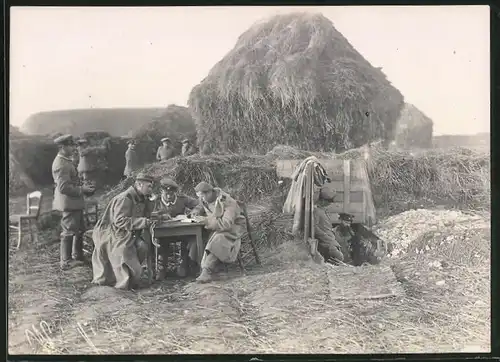Fotografie 1.WK, Königl. Bayrische 1.Feldartillerie-Regiment Prinz Luitpold, Melder mit Feldtelefon