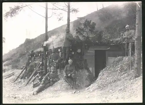 Fotografie 1.WK, Königl. Bayrische 1.Feldartillerie-Regiment Prinz Luitpold, Soldaten am Ofen v.d. Unterstand