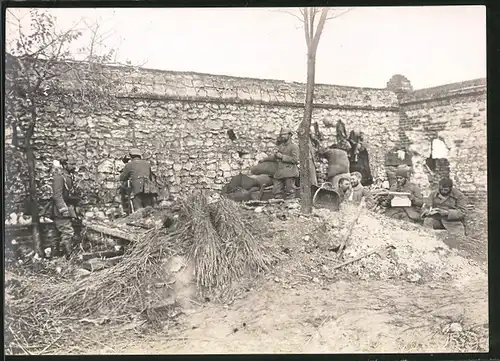Fotografie 1. WK, Königl. Bayrische 1.Feldartillerie-Regiment Prinz Luitpold, Artilleristen hinter Mauerbefestigung