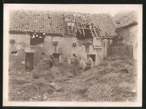 Fotografie Ansicht Neuville, Königl. Bayrische 1.Feldartillerie-Regiment Prinz Luitpold, 15cm Haubitze 1. Batterie