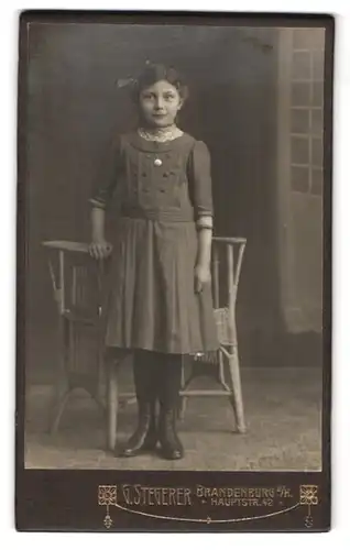 Fotografie G. Stegerer, Brandenburg a /H., Hauptstrasse 42, Portrait kleines Mädchen im Kleid