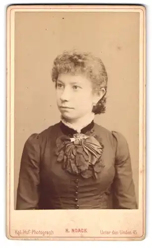 Fotografie H. Noack, Berlin, Unter den Linden 45, Portrait junge Dame im Kleid mit Kragenbrosche