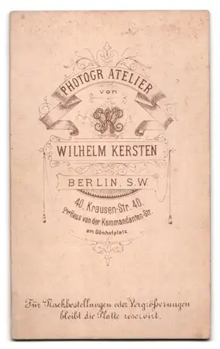 Fotografie Wilhelm Kersten, Berlin-SW, Krausen-Strasse 40, Portrait junger Herr im Mantel mit Hut und Zwicker