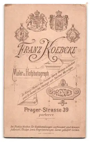 Fotografie Franz Koebcke, Dresden, Prager-Strasse 39, Portrait junge Dame mit Haube und Kragenbrosche