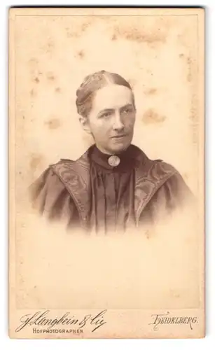 Fotografie F. Langbein & Cie, Heidelberg, Haupt-Strasse 113 A, Portrait junge Dame mit Kragenbrosche