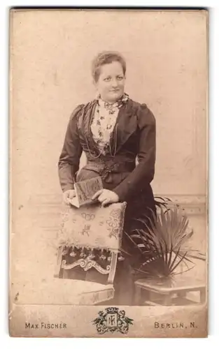 Fotografie Max Fischer, Berlin-N, Invaliden-Strasse 164, Portrait bürgerliche Dame mit Buch in der Hand