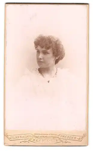 Fotografie Max Fischer, Dresden, König Johann Strasse, Portrait junge Dame mit Locken