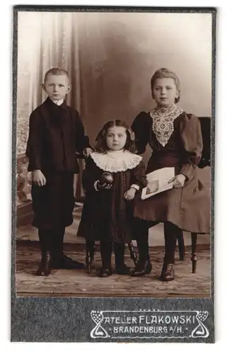 Fotografie Atelier Flakowski, Brandenburg a /H., Portrait drei Kinder in hübscher Kleidung mit Ball