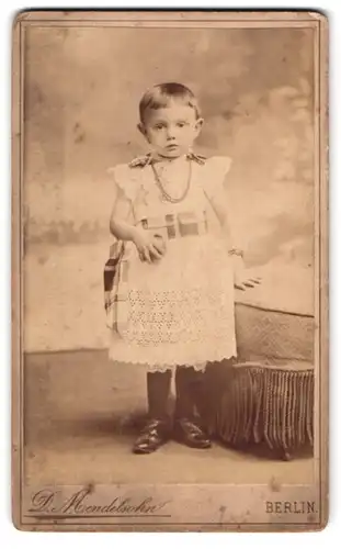 Fotografie D. Mendelsohn, Berlin, Neue Friedrich-Strasse 66, Portrait kleines Mädchen im weissen Kleid