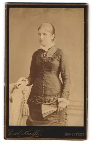 Fotografie Carl Hauffe, Burgstädt, Portrait bürgerliche Dame mit Kreuzkette und Fächer