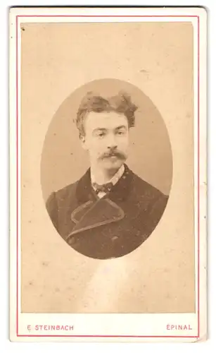 Fotografie E. Steinbach, Épinal, Brustportrait modisch gekleideter Herr mit Moustache