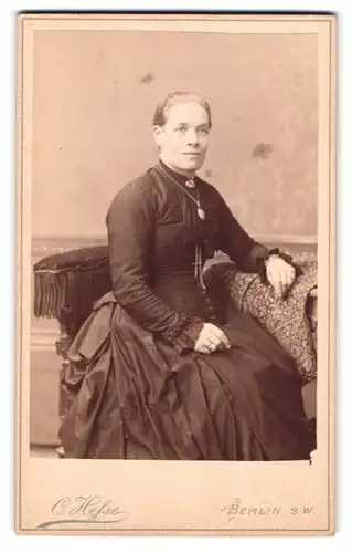 Fotografie Carl Hesse, Berlin, Teltower Strasse 3, Portrait bürgerliche Dame mit Amulett