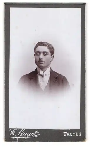 Fotografie E. Guyot, Troyes, 2, Rue de la Paix, Portrait junger Herr im Anzug mit Krawatte