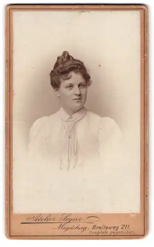 Fotografie Atelier Seyser, Magdeburg, Breiteweg 211, Portrait junge Dame mit hochgestecktem Haar