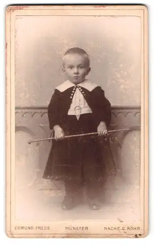 Fotografie Edmund Frede, Münster, Neubrückenstrasse 7, Portrait modisch gekleidetes Mädchen mit Stock