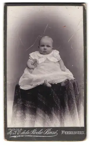 Fotografie H. P. E. de la Roche Busé, Heerenveen, Portrait süsses Kleinkind im weissen Spitzenkleid