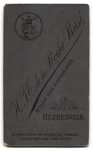 Fotografie H. P. E. de la Roche Busé, Heerenveen, Portrait süsses Kleinkind im weissen Spitzenkleid