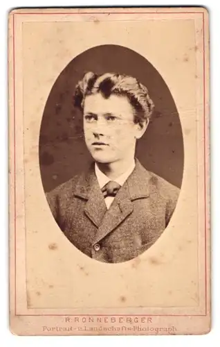 Fotografie R. Ronneberger, Chemnitz, Brustportrait junger Herr im Anzug mit Fliege