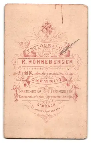 Fotografie R. Ronneberger, Chemnitz, Brustportrait junger Herr im Anzug mit Fliege