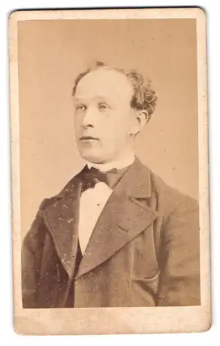 Fotografie Wilhelm Grundner, Berlin-W, Friedrichstrasse 178, Portrait charmanter Herr in modischer Kleidung